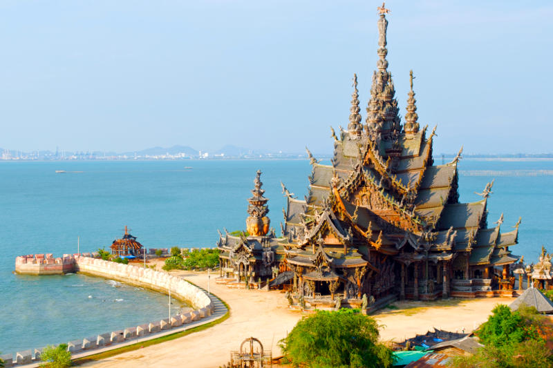 Pattayai templom a tengerparton